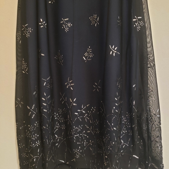 Accomplice mid length dark dress - Picture 4 of 7